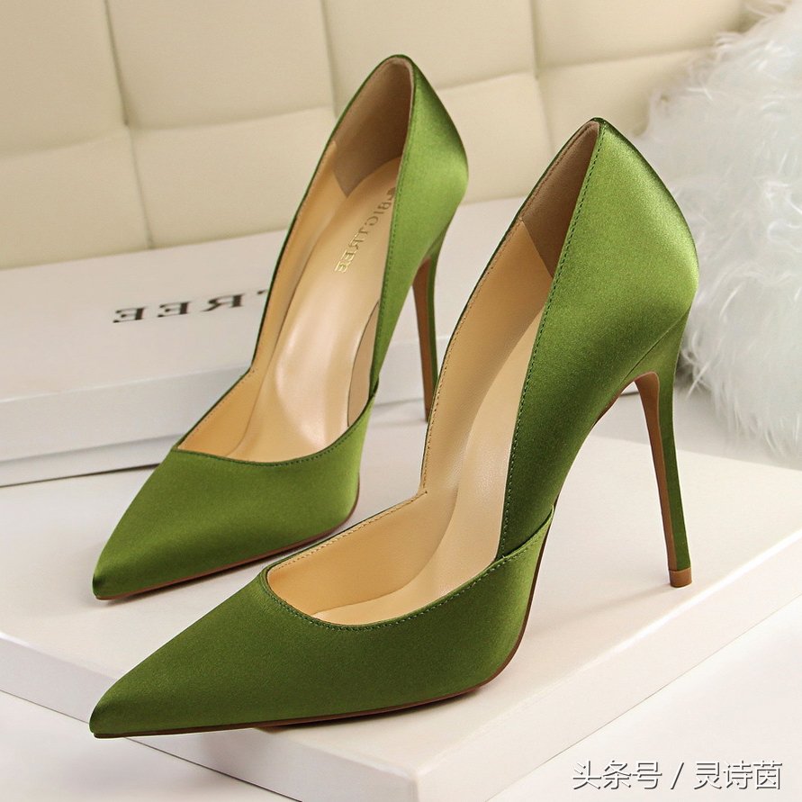 你肯定没见过这样的凉鞋吗?欧美大牌范，大气时尚，美的不要不要