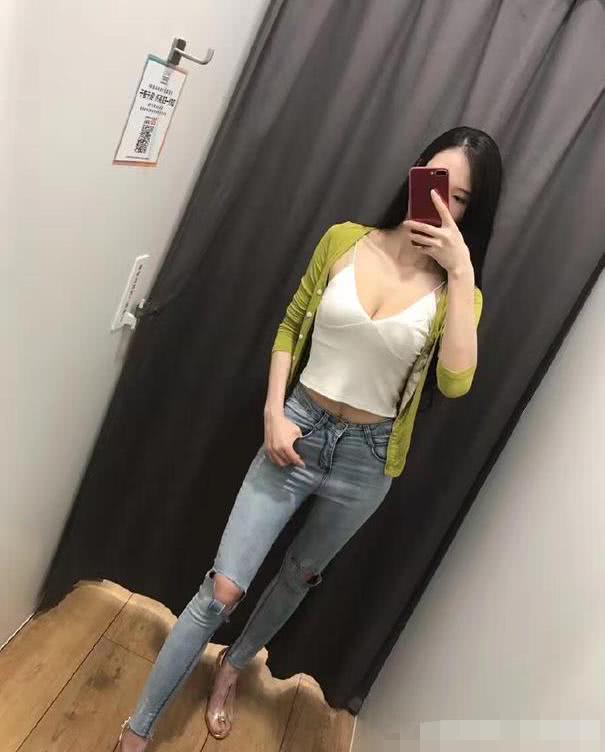 牛仔裤美女的美丽，靓丽青春，让人一见不忘