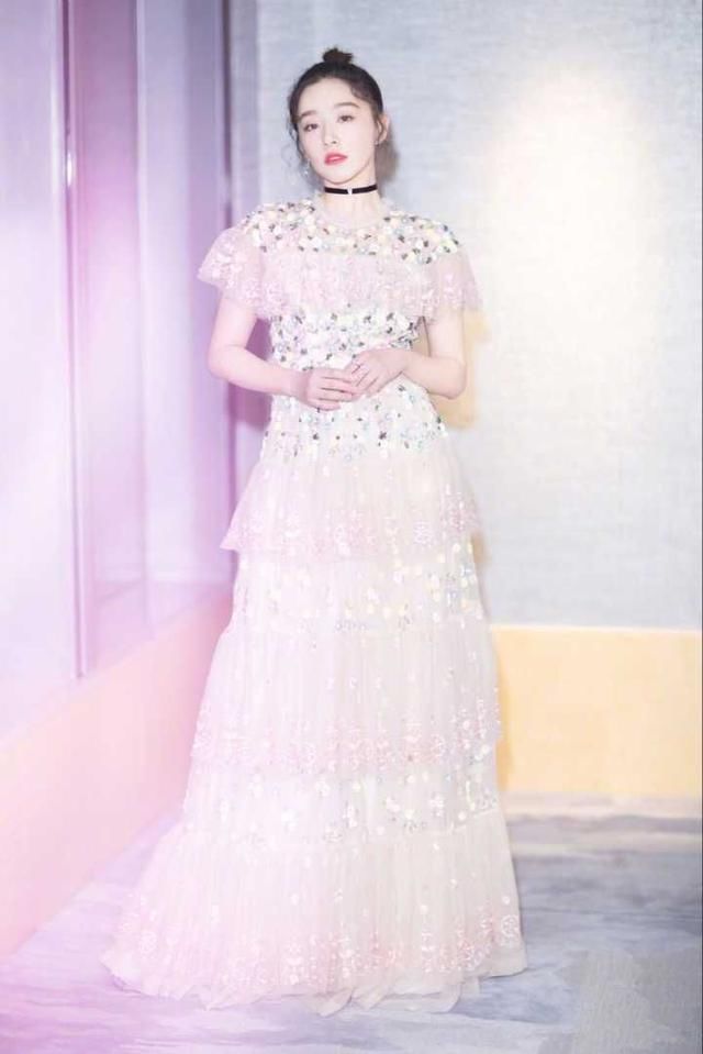 “韩国歌手”黄美英撞脸阚清子，但气质却被阚清子甩了一条街！