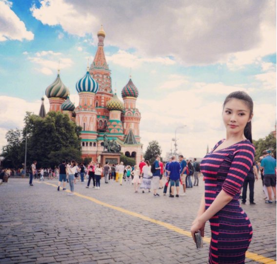 徐冬冬身穿紧身裙前凸后翘，好身材展现得淋漓尽致!