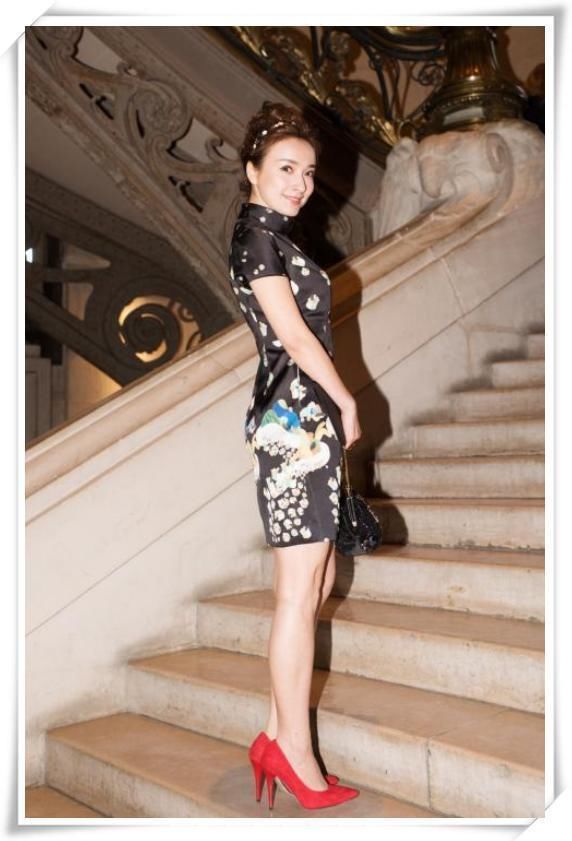 吴昕终于穿对了！一身职业装气质炸裂，可看到她的挎包我笑了！