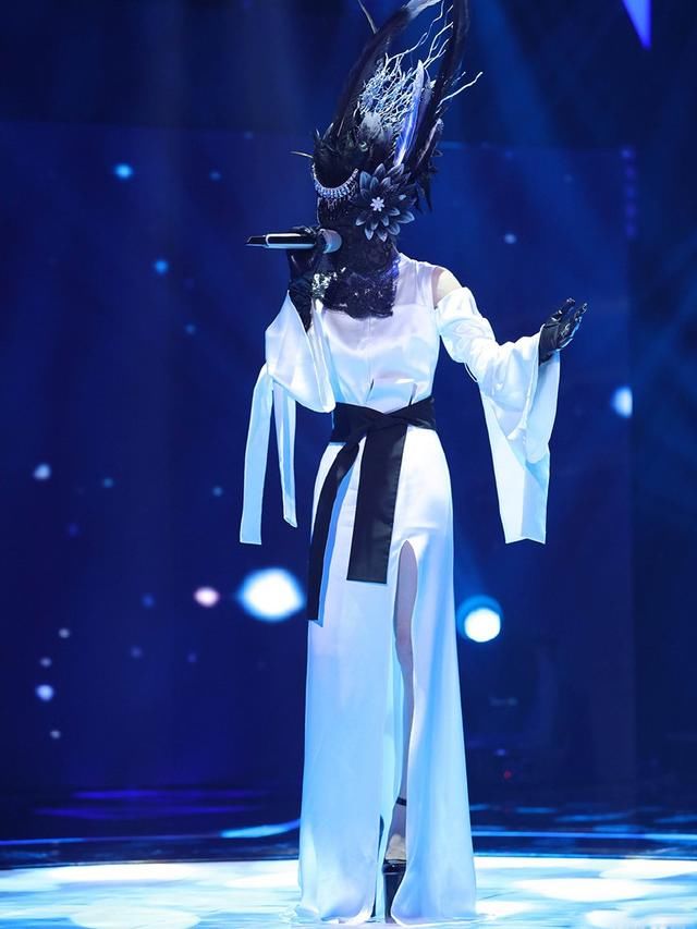 LadyGaga穿蕾丝裙，踩30cm恨天高，网友:送张惠妹张碧晨穿!