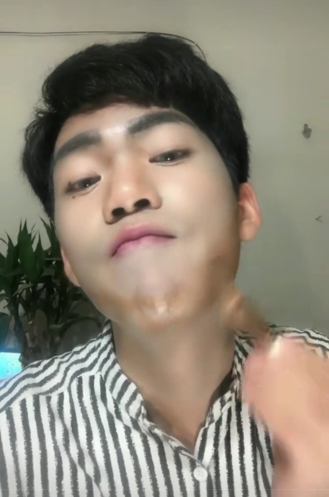 工地小伙自学化妆，化妆前后判若两人，网友:化妆后像鹿晗!