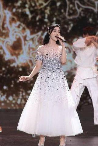 范冰冰薄纱裙明艳动人，未修图好显胖，网友：没有对比就没有差距