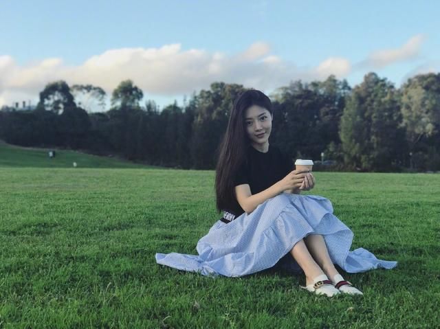 爱情公寓四美同框，美嘉3万块的手袋竟被小姨妈的平价连衣裙抢镜