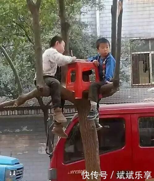 参加活动，姑娘穿着报纸做成的衣服，真是太时尚了