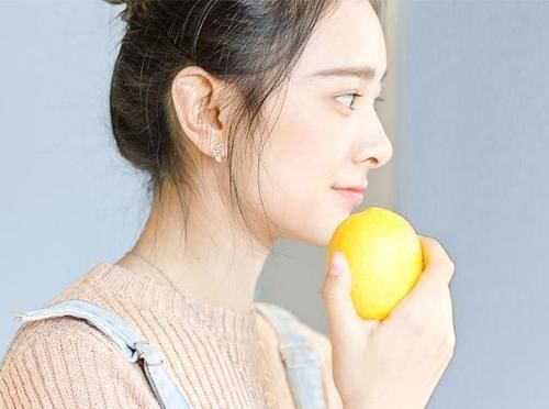  佩戴：丸子头太枯燥？ 那是因为你不会这些扎法和佩戴这些发饰