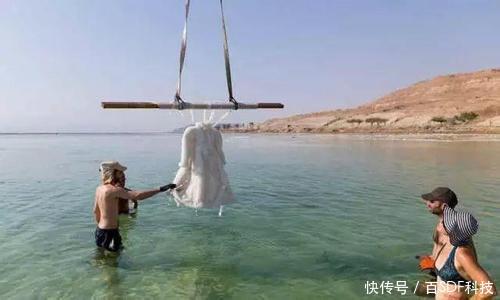 在死海里浸泡两年的衣服，当捞出那一刻惊艳众人！