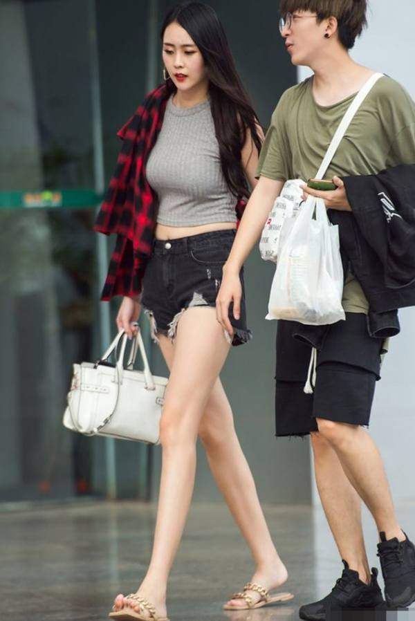 街拍：打扮穿着清纯的小姐姐，看起来非常时尚大方！