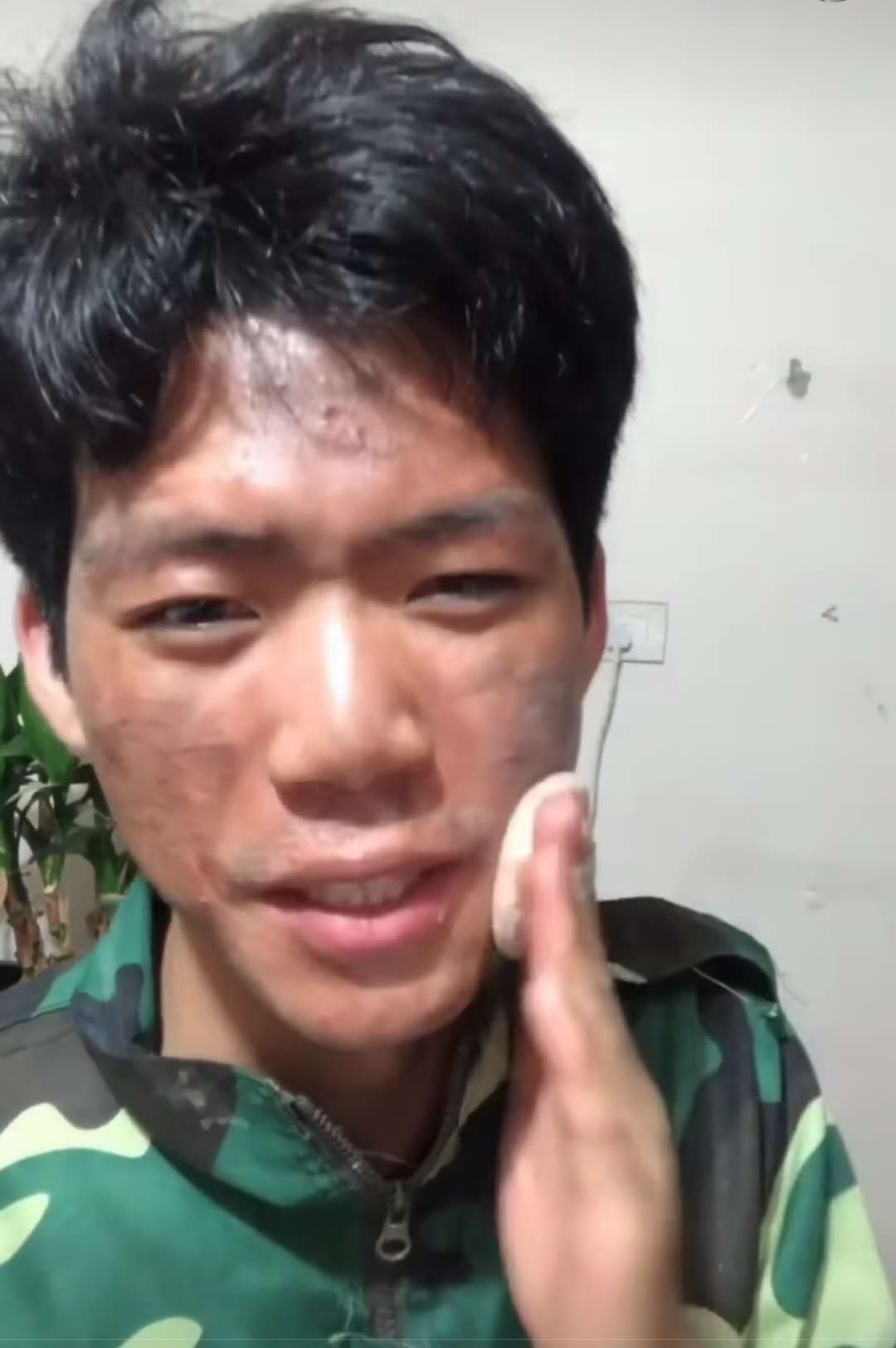 工地小伙自学化妆，化妆前后判若两人，网友:化妆后像鹿晗!