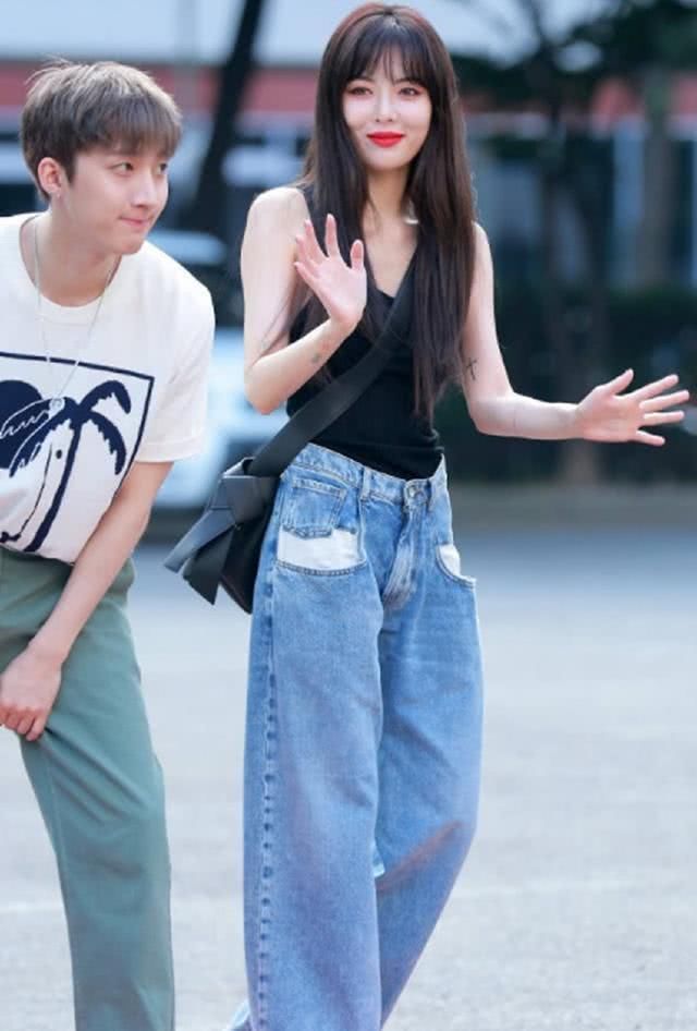 金泫雅真敢穿,裤子“肥到”都快挂不住了,网友:不怕掉下来吗?