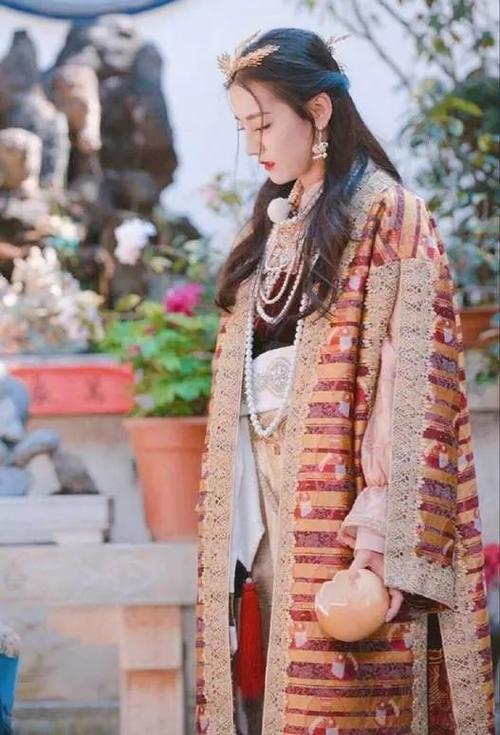 迪丽热巴穿T恤几乎是平胸，但穿上裙子大变样，都快被她迷晕了！