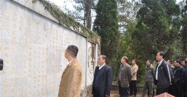 方志敏堂弟、毛远新继父，曾任省委书记，建设新江西，墓简单朴素