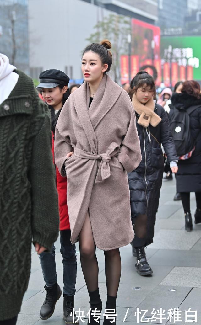 「搭配出街」优雅女人的气质和品味，尽在一件长款羊绒风衣，温暖有气势