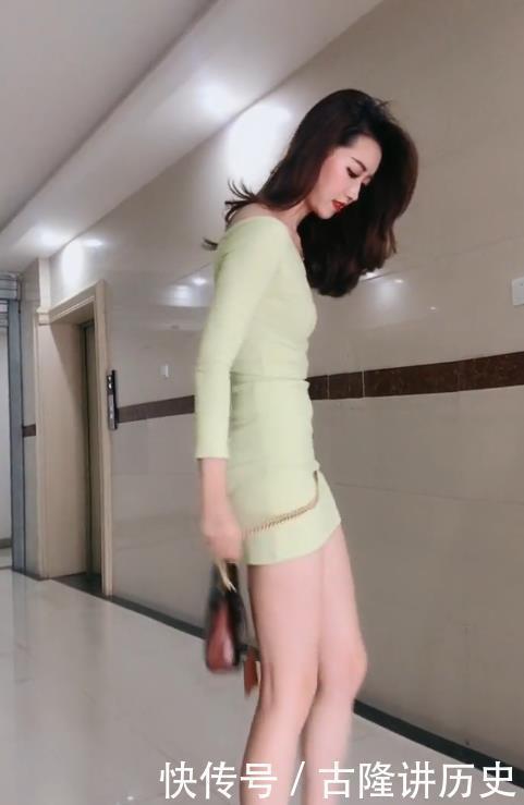 「选小」美女你用这种方式背包，我真担心你衣服是不是选小了