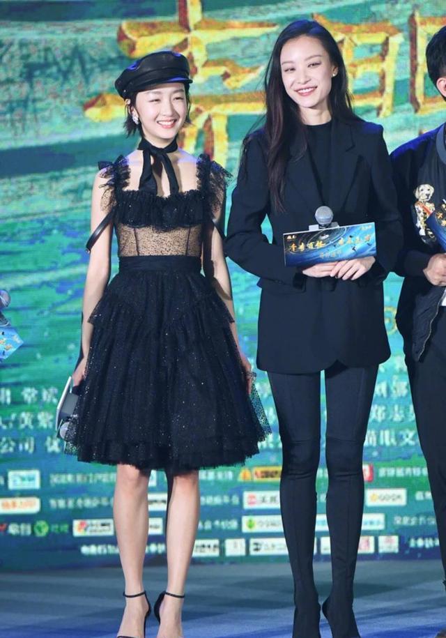 周冬雨穿透视装大玩性感, 但身材缺“料”就显得非常尴尬了!