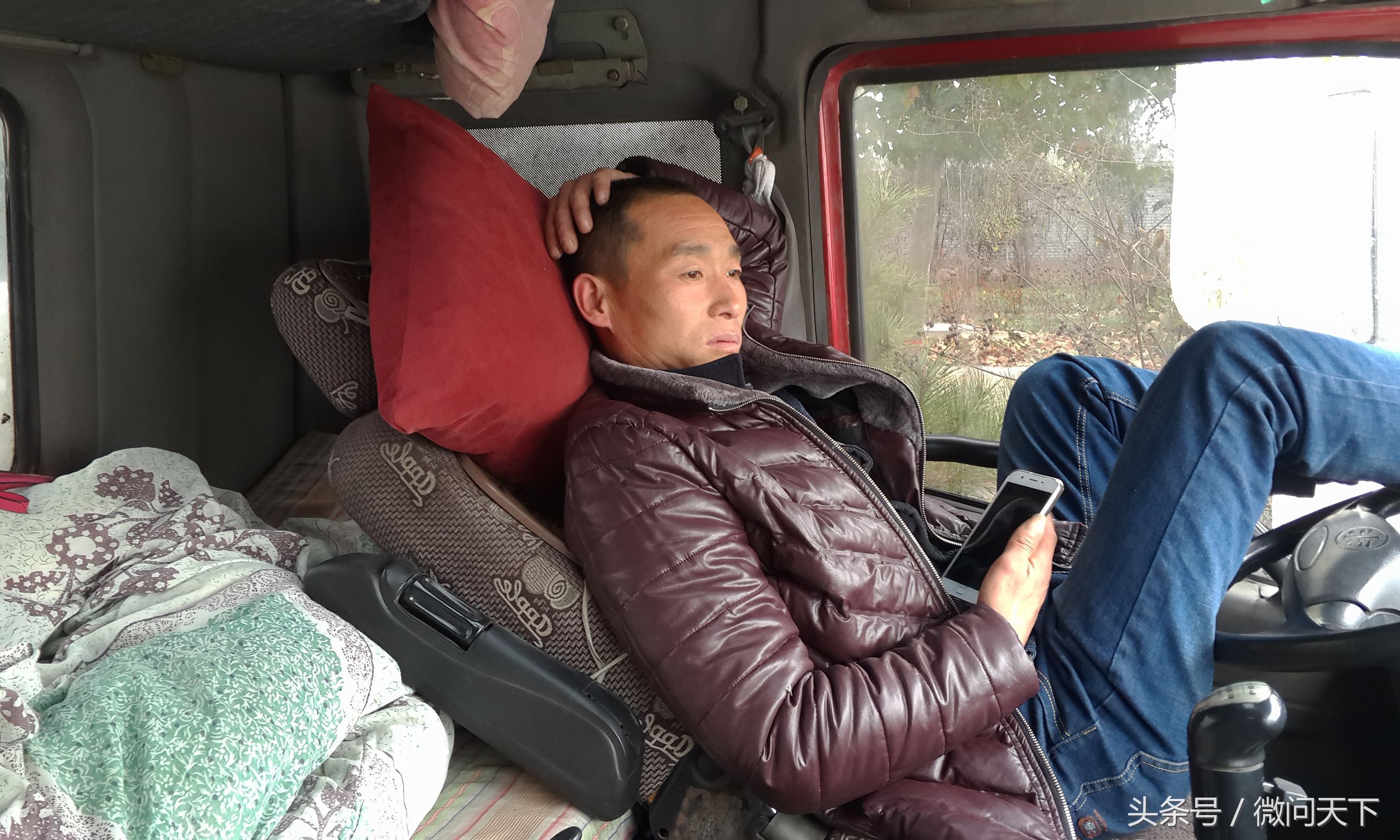 跑运输的大货车为了拉货昼夜排队1公里,大冬天