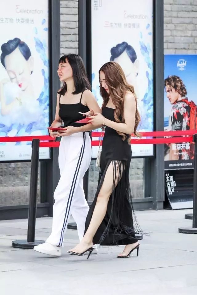 路人街拍，小姐姐这一身穿搭，非常的清新靓丽，宛如漫画中的女孩