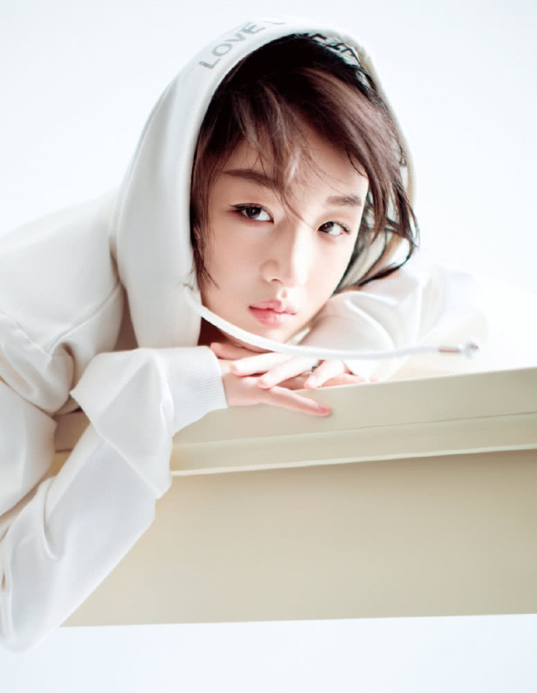 周冬雨身穿一袭红色连衣裙，尽显女神气质，网友：发型才是亮点