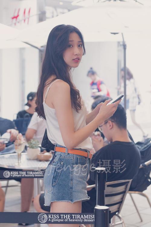 街拍：穿牛仔短裤的长腿姑娘，长相美，气质佳，人品更是好