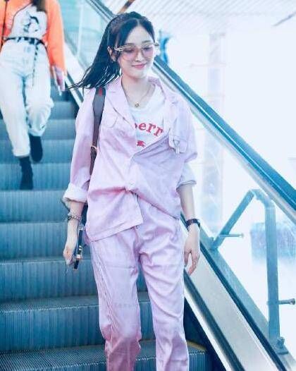 吴宣仪穿粉丝睡衣现身 俏皮可爱给粉丝送飞吻