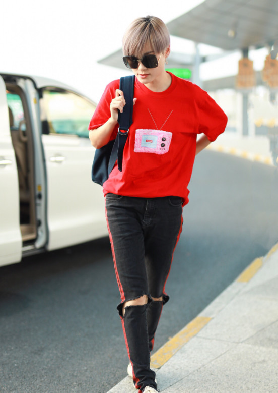 李宇春的裤子看得人强迫症都犯了，剪到只剩5公分，好想帮她缝上