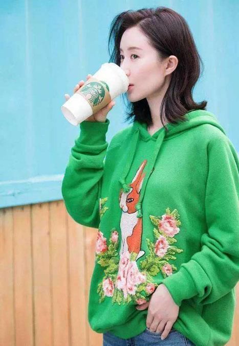 『件芹菜衣』你的卫衣out了,最近流行的是“芹菜衣”,明星都早穿上了!