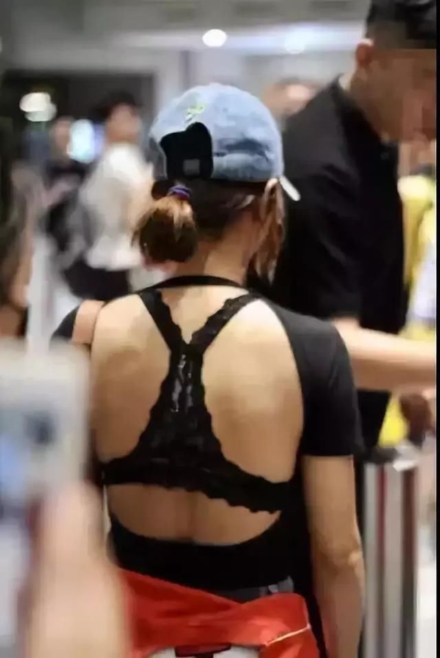 蔡依林性感T恤大露背，却被网友吐槽内衣款式太大妈