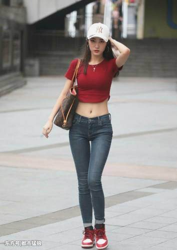 街拍, 轻熟范儿的牛仔裤小姐姐, 娇柔身材, 绽放女性魅力