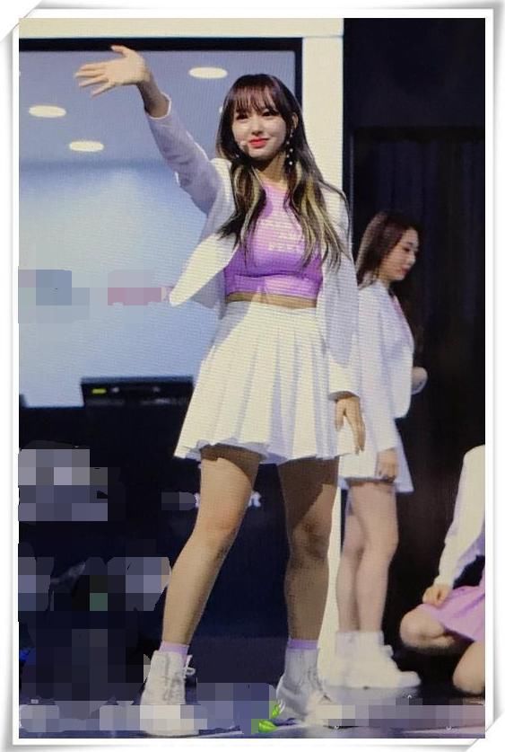 程潇穿紧身短裙现身，看完她的腿后尴尬了，网友：还是换回长裤吧