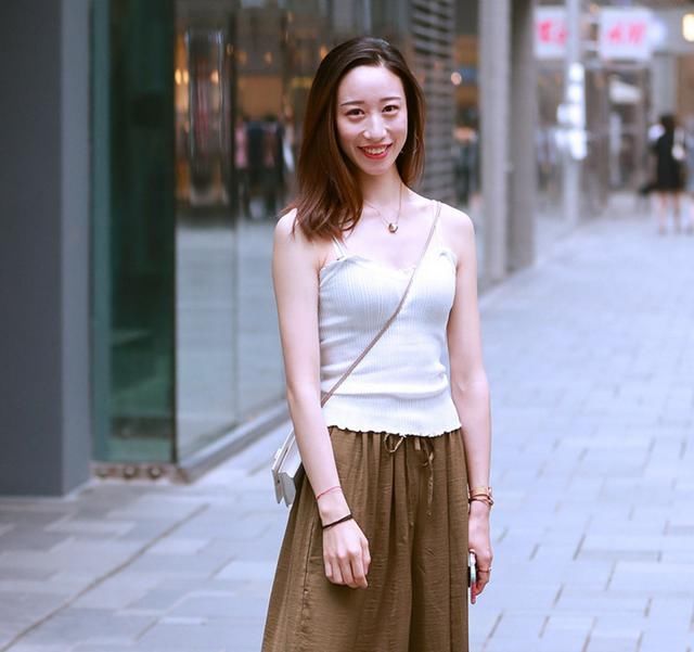 小姐姐颜值高，清纯又甜美，身穿比基尼展现出女人独有的味道