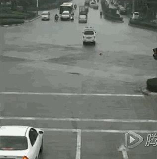 【辟谣】网传石家庄外卖小哥喉咙被耳机线勒断？真相是……