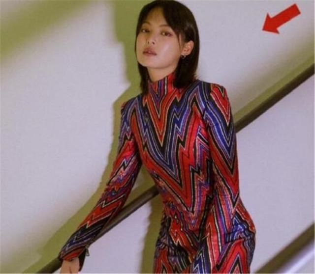 关晓彤穿波形条纹连衣裙，撞衫32岁辛芷蕾，气质完全被压了下去