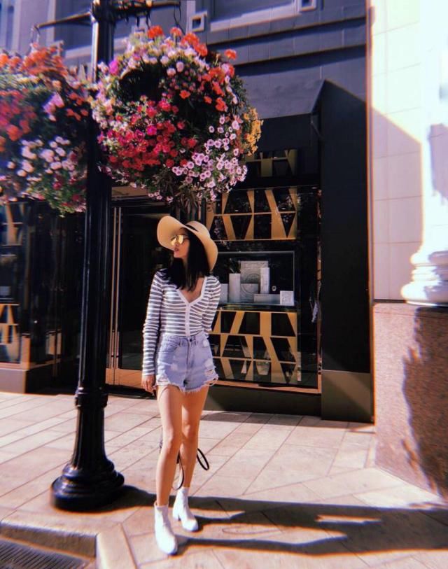 杨采钰街头玩街拍，尽显气质 网友：满屏都是腿