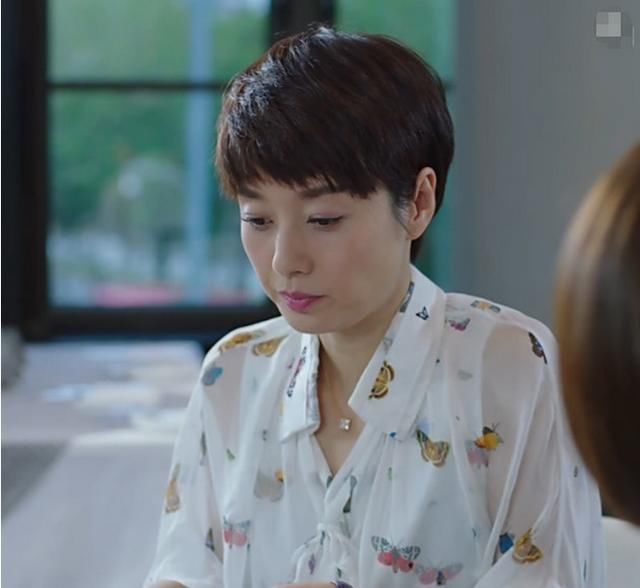 女生穿衬衫塞不塞裤子?看了马伊琍,杨颖的正确示范,我不纠结了