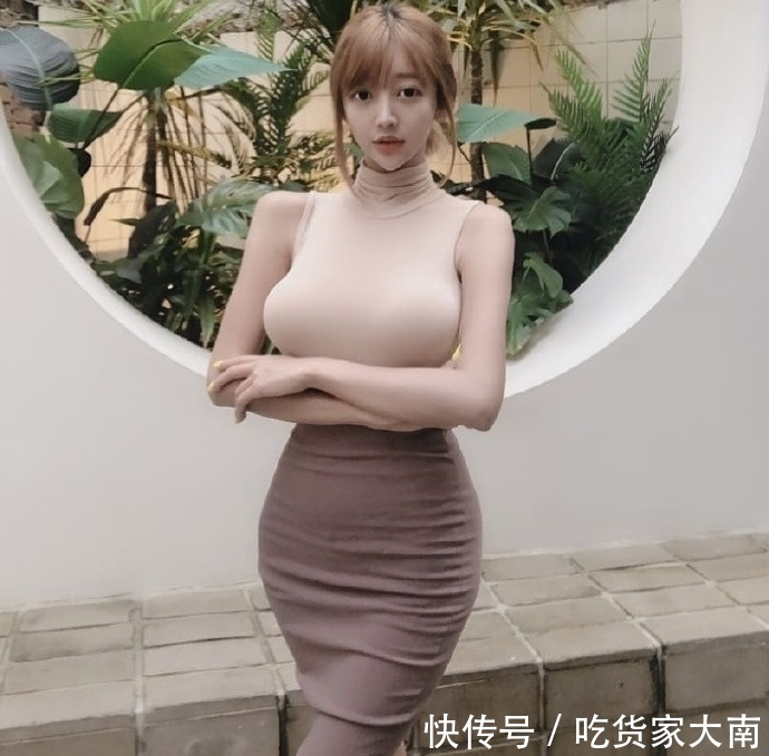  『位美女选择』街拍美女：时尚漂亮的紧身裙小姐姐，甜蜜动人，很有吸引力！