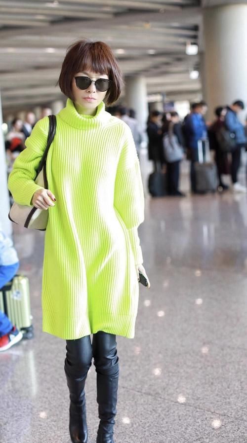  「红色」49岁陈鲁豫终于穿对衣服，红色卫衣搭配牛仔裤简约干练，时髦减龄