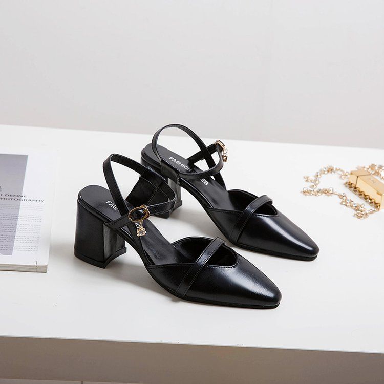 没找到合适的女鞋配裙子，瞧瞧这些跟裙子百搭的凉鞋，时髦又洋气