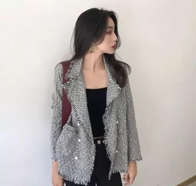  就算：就算是简约朴素的打底衫，学会搭配也能展示出自己的风格