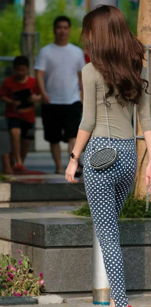 气质小姐姐墨绿色薄纱上衣若隐若现，颇有韵味儿，非常的有看点