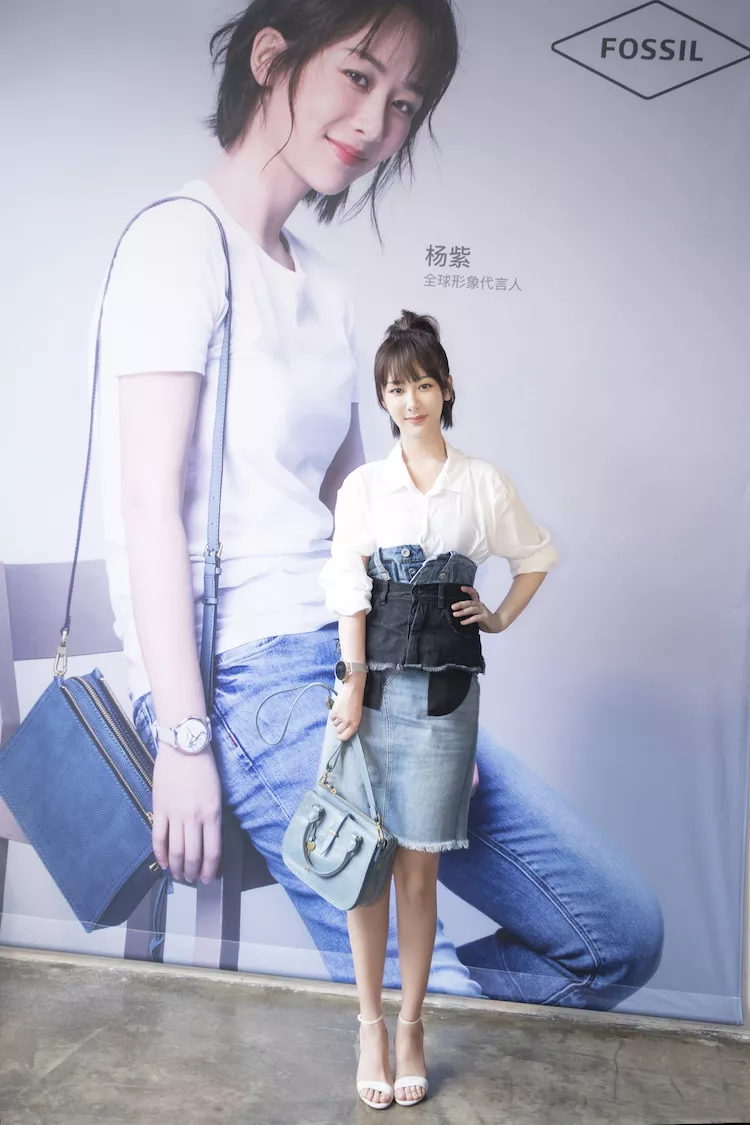 杨紫为了赶时髦太拼了，牛仔裤穿在腰上，网友：都快认不出来了