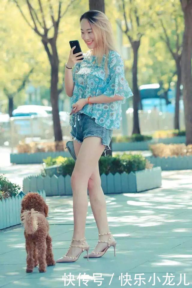  「小姐姐」街拍：美女黑色的包臀裙搭配一双白色的尖头高跟鞋，优雅的迷人气息尽显