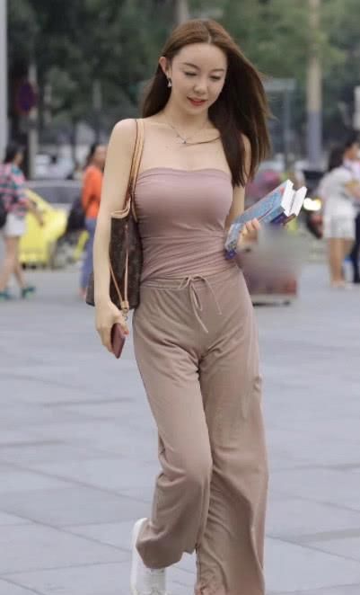 『气质』街拍:气质美女手上拿着一棒书,笑起来的样子好甜美