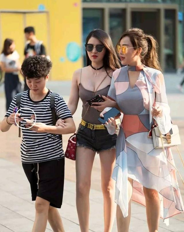  红色|街拍:靓女穿红色的v领连衣裙,显得更加的有魅力