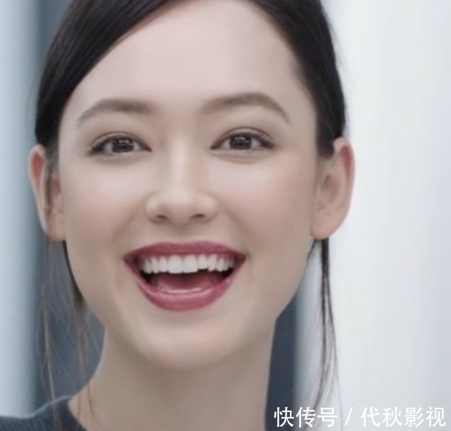 看起来:她是香奈儿唯一的御用彩妆模特,360度无死角,正脸美成这样