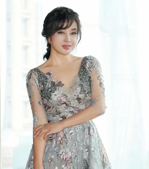 蕾丝:63岁刘晓庆扮嫩成功!穿蕾丝裙嫩成美少女,但嘴巴看起来不自然!