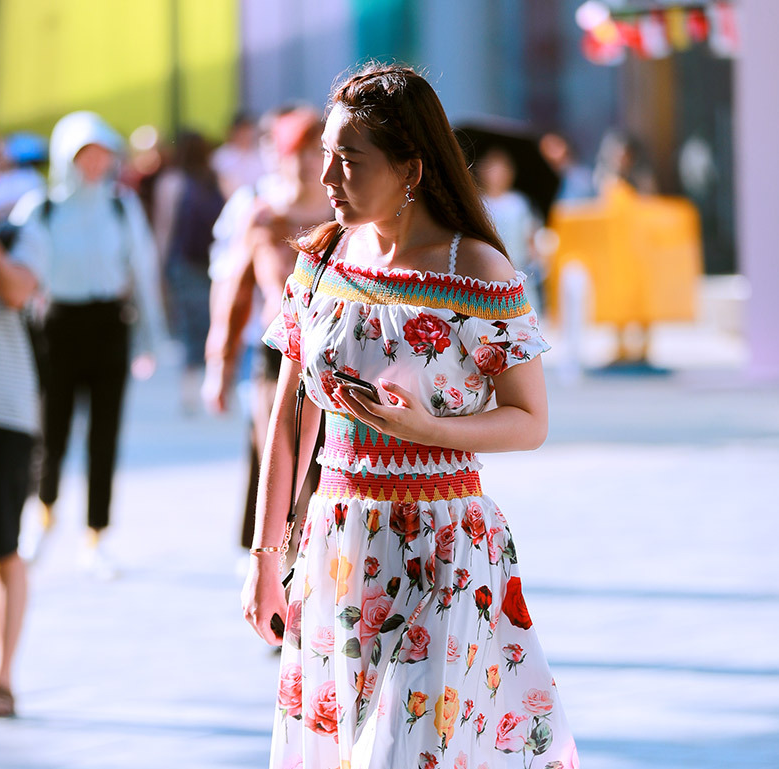 街拍美女：走起路来都风姿摇曳，更是秀丽端庄，美丽动人！