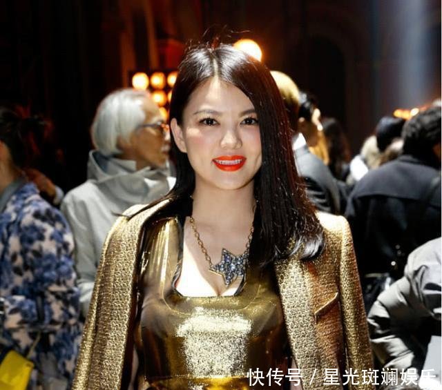 「 身体的曲线」不愧称得上是“贵妇”,李湘可太雷人了!“镀金”长裙肉感十足