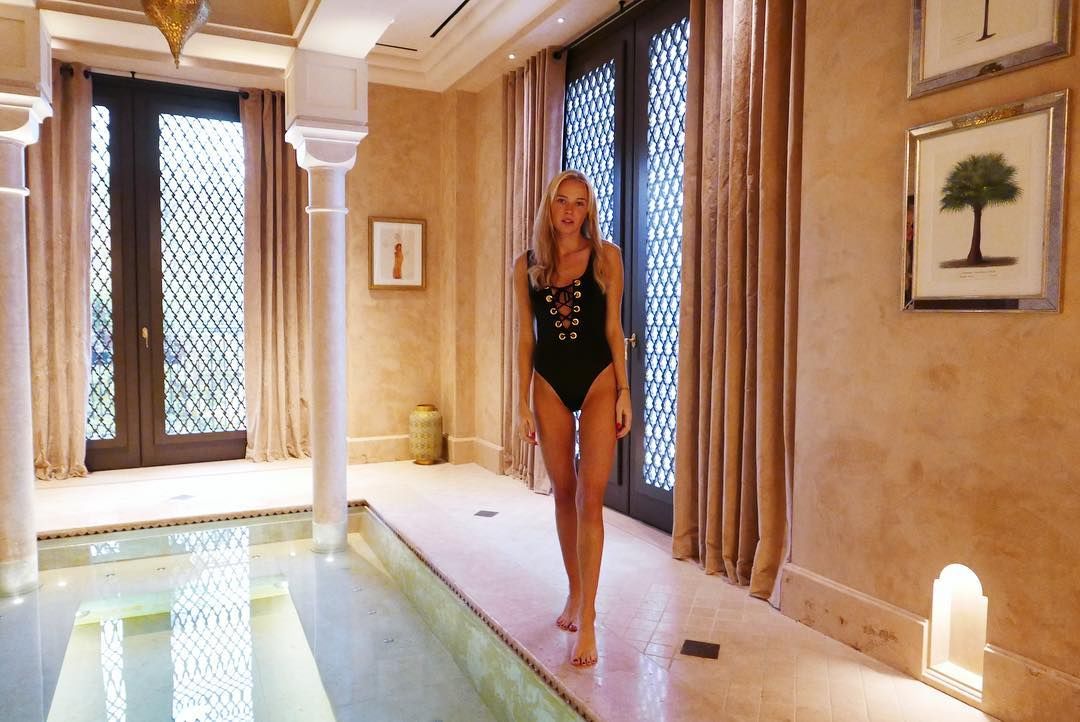 瑞典悍将女友外出度假 大秀美腿身材惊人