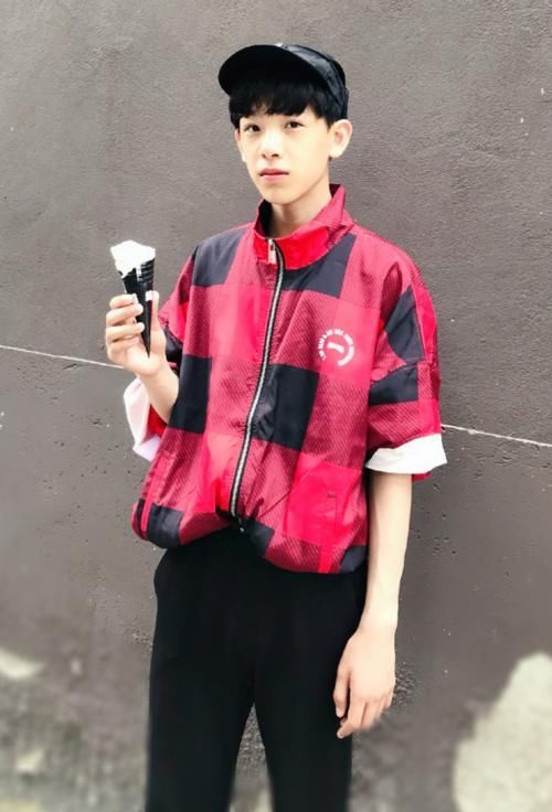 『 黑色的裤子』如今变了样，还记得“撞脸邓伦”的火麒麟吗？15岁身高超180